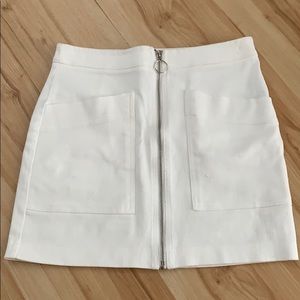 Forever 21 White Skirt. Zip with pockets. New!